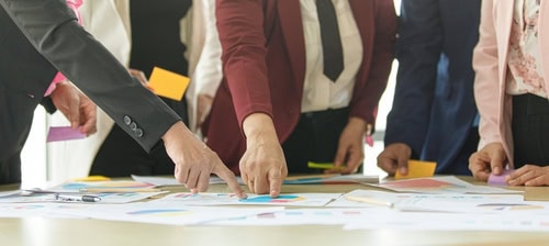 資料に指をさしている人たち
